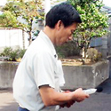 騒音計で計っている様子