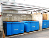 スクラップ置き場と屋根